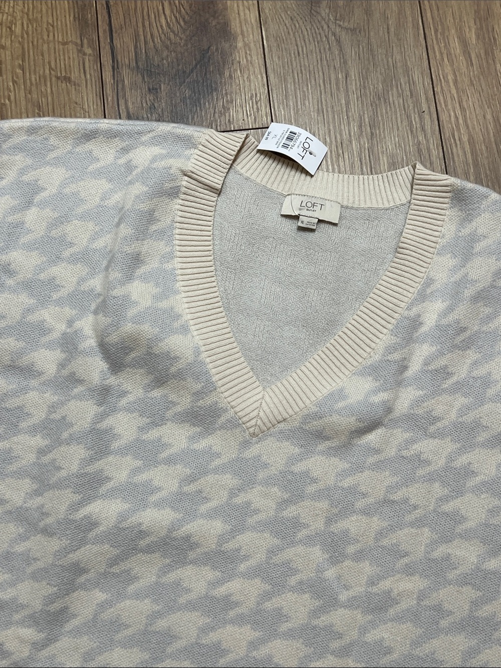 #EE LOFT Cream and Light Blue Houndstooth V-Neck Sweater Vest - Picture 3 of 3